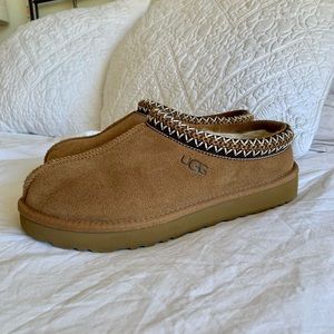 UGG women’s slippers size 9